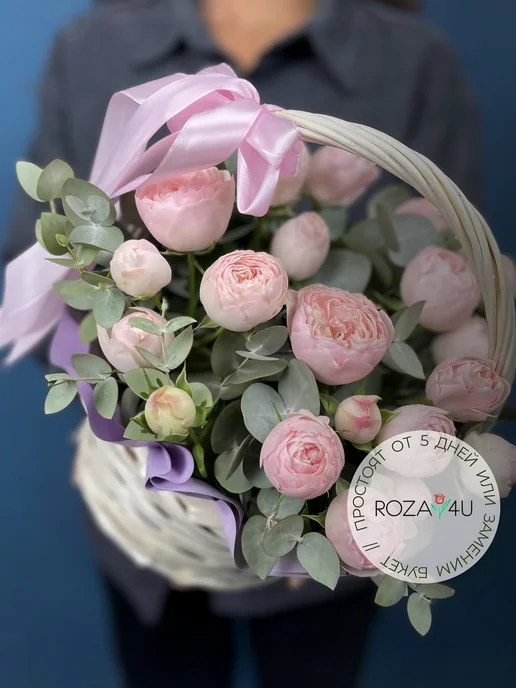 ROZA4U Букет живых цветов из кустовых и пионовидных роз в корзине, розовый